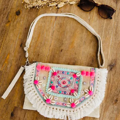 Sac bohème brodé avec pompons & coquillages 🌼